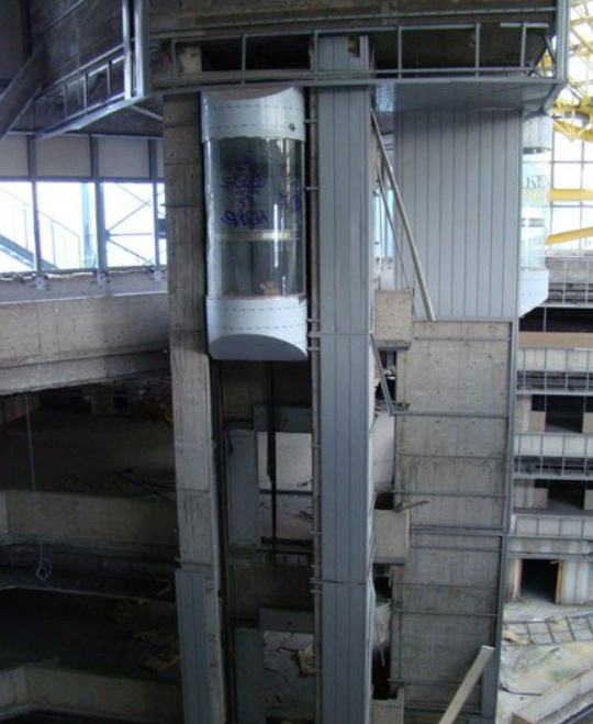 Застывшие панорамные лифты